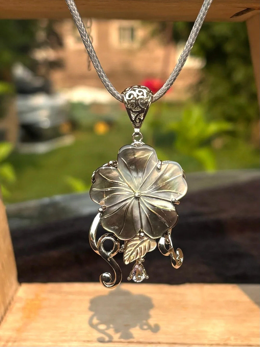 NEW! Flower Abalone Shell Necklace